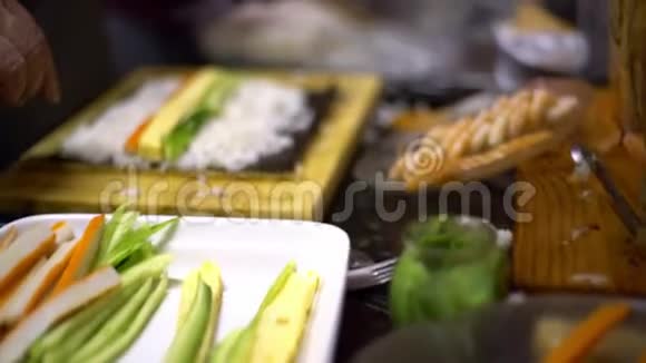 4KMakizushi在准备中自制寿司和卷的制作过程视频的预览图