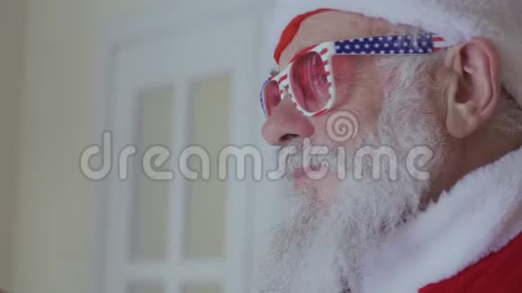 戴着滑稽太阳镜的圣诞老人视频的预览图