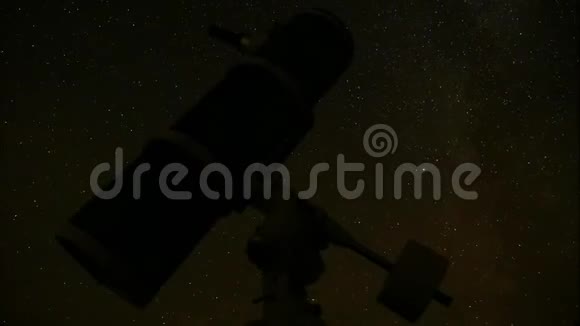 星空洁净夜空背景下的时间流逝望远镜视频的预览图
