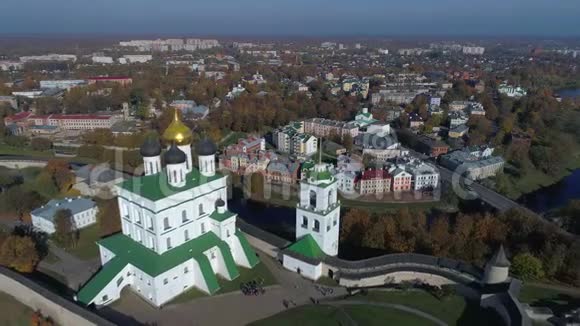 三一大教堂特写十月下午航拍视频俄罗斯普斯科夫视频的预览图