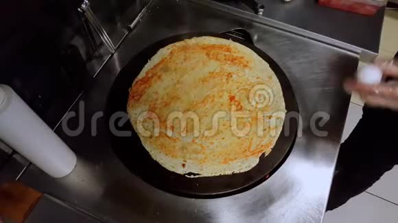 在黑锅上用绉纱煮鸡蛋视频的预览图