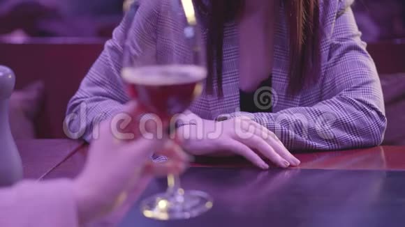 女性手拿酒杯与酒精鸡尾酒接近无法辨认的女人做拒绝的手势她没有视频的预览图