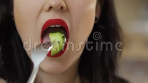 嘴唇红的女人吃黄瓜视频的预览图