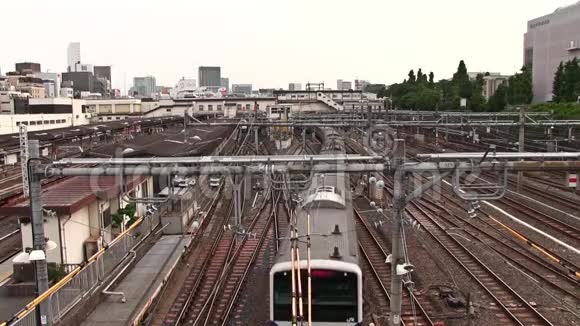 位于东京市区整洁的上野车站的铁路视频的预览图