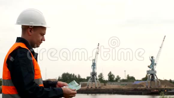 老板说从港口开采河沙所得的欧元收益视频的预览图