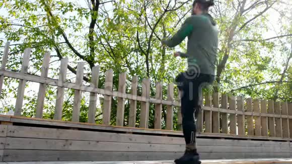 在公园里做运动的人健身男在户外踢球适合男孩在夏季公园锻炼健身和体育生活方式视频的预览图