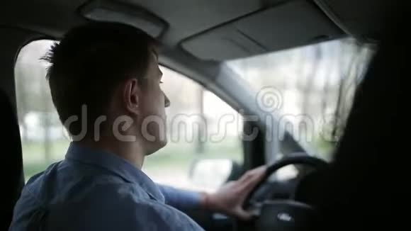 一个人开车穿过城市视频的预览图