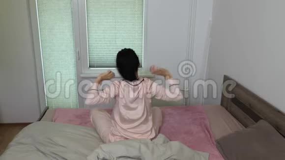 早晨女人在窗外伸展视频的预览图