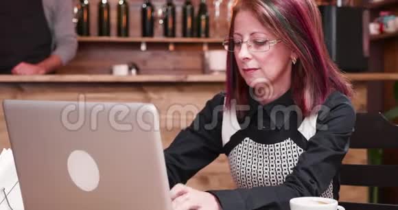 使用NFC在咖啡店付款的女性近距离拍摄视频的预览图