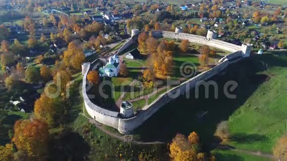 伊兹波斯克要塞十月下午航拍视频俄罗斯老伊斯博斯克视频的预览图