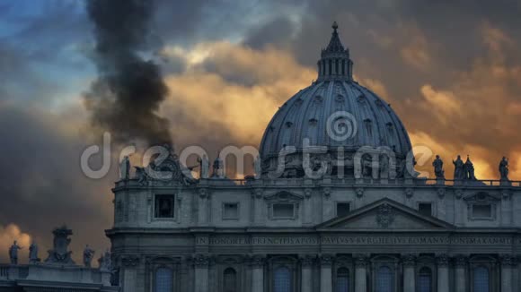 梵蒂冈的烟雾在教皇的竞选中视频的预览图