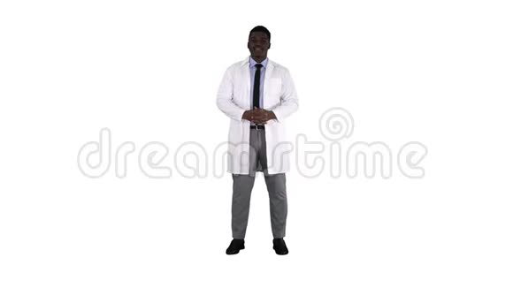 非洲裔美国医生在白色背景下与摄像机交谈视频的预览图