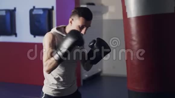 拳击手的工作人员在一个冲压袋上进行缓慢的运动侧视视频的预览图