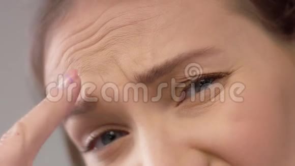失望的年轻女子额头上出现皱纹视频的预览图