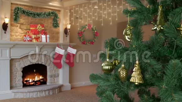 为庆祝圣诞节装饰的家庭客厅圣诞前夜绿杉树金色装饰火焰视频的预览图