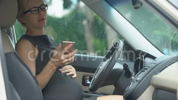 孕妇坐在车里叫救护车感到胃疼视频的预览图