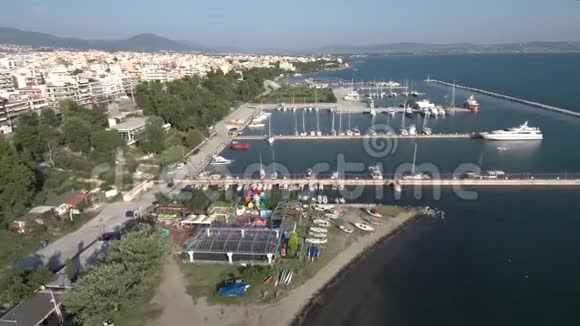 在希腊卡拉马里亚塞萨洛尼基地区的码头游艇的鸟瞰图用无人驾驶飞机视频的预览图