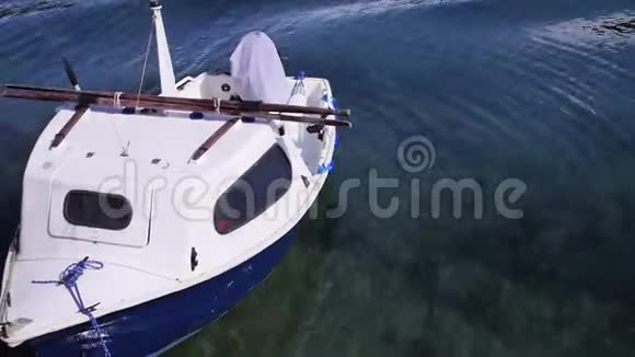 小船停泊在水里视频的预览图