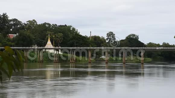 庙桥渡河的佛塔池景观视频的预览图
