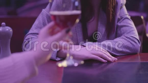 女性手拿酒杯与酒精鸡尾酒接近无法辨认的女人做拒绝的手势她没有视频的预览图