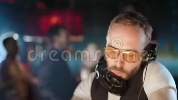 DJ在夜总会为跳舞的人演奏音乐视频的预览图