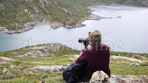 女专业摄影师拍摄挪威风景视频的预览图