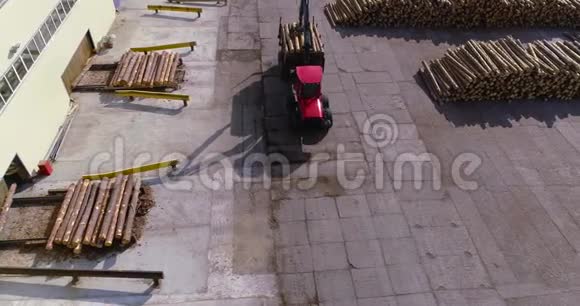 木工工厂院子里的工作设备锯木厂的重型机械视频的预览图