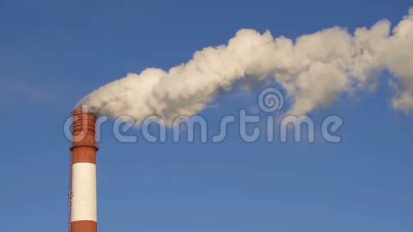 制造工厂锅炉管道冒烟视频的预览图