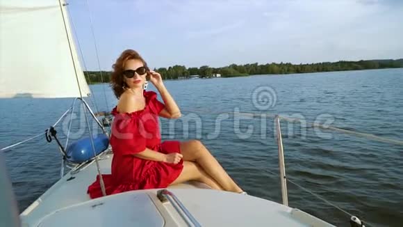 迷人的女人在帆船船头放松视频的预览图