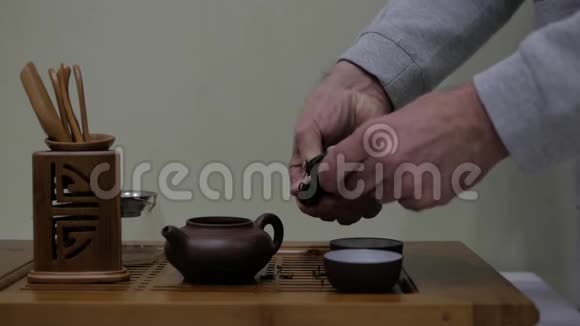 我打碎了普洱茶把它放进一个陶土茶壶里中国茶道仪式视频的预览图