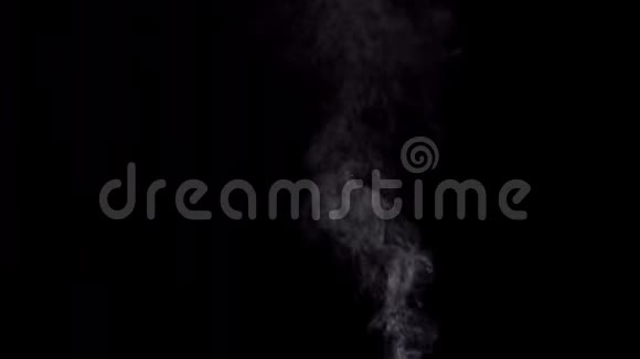 白色的烟雾在黑色的背景上旋转视频的预览图
