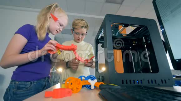 孩子们在一个学校实验室与3D打印模型合作视频的预览图
