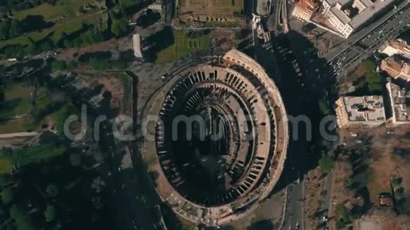 意大利罗马市景内的斗兽场或斗兽场高空超垂视频的预览图