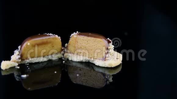 从切成片的法式迷你摩丝糕点甜点中取出视频的预览图