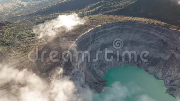 依根火山附近有云的美丽火山景观和酸性湖泊的鸟瞰图视频的预览图