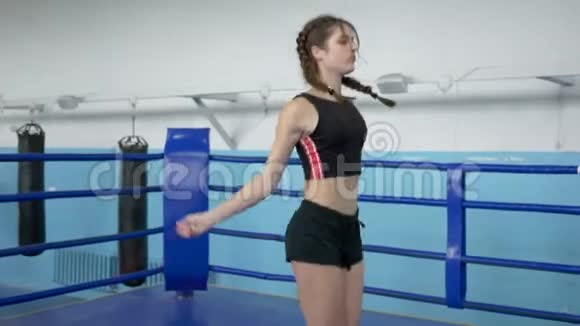 健身女孩用跳绳做有氧健身运动视频的预览图