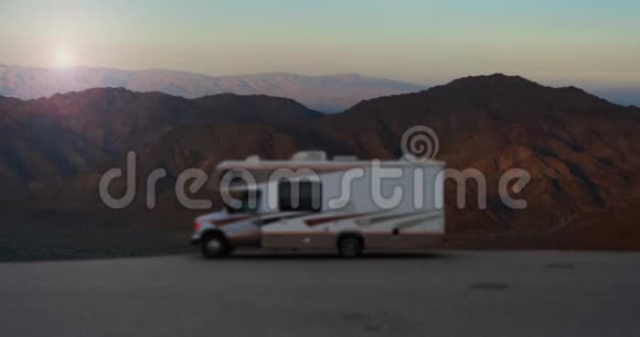 黎明时分的沙漠露营车视频的预览图