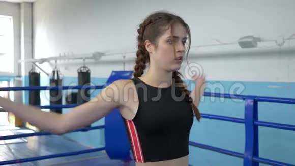 体育生活方式健身妇女在体育俱乐部拳击场上做跳绳运动视频的预览图