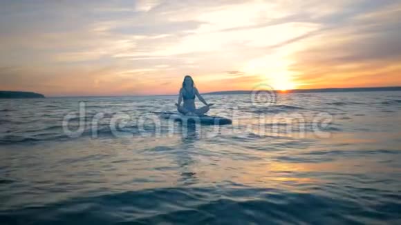 冲浪板在水上冥想关闭视频的预览图