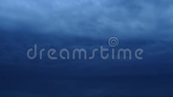 漆黑的夜空中低低的暴风雨云淡入黑暗时间表视频的预览图