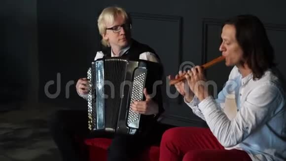 两个年轻的音乐家演奏手风琴和钢管视频的预览图