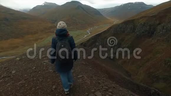 冰岛的女孩下山了视频的预览图