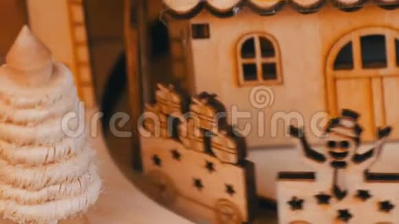 木制玩具屋里面有木制的圣诞火车头新年和圣诞装饰视频的预览图