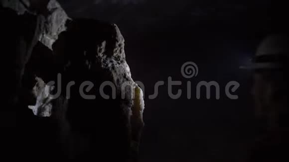 两个女孩和一个男孩从山洞里出来视频的预览图