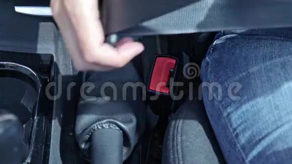 女司机系安全带安全带汽车安全和司机保护概念视频的预览图