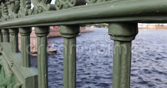 透过桥栅的涅瓦河景观视频的预览图
