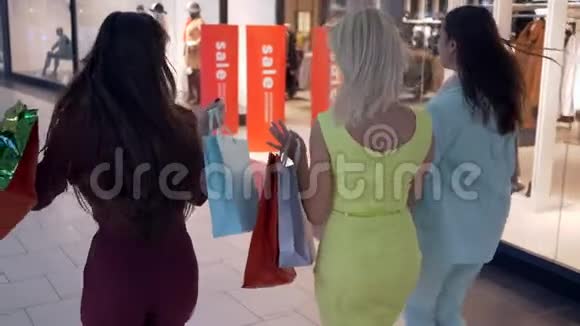 黑色星期五年轻女孩的购物狂在昂贵的时装店抢购打折商品视频的预览图