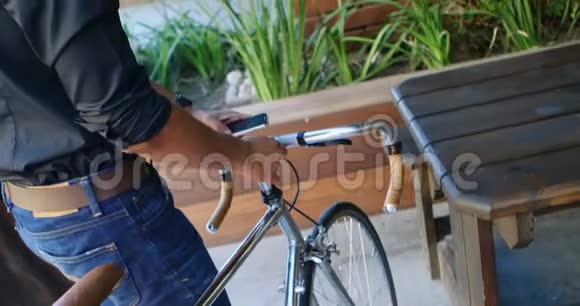 男子停车自行车靠近桌子4k视频的预览图