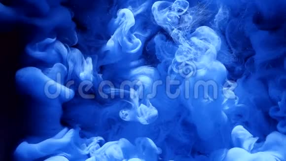 水下墨水爆炸染料混合蓝色视频的预览图