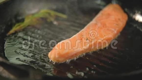 鱼煮法鲑鱼鳟鱼煎烤锅视频的预览图